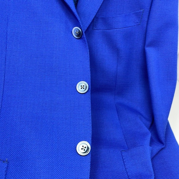 Perfect & gorgeous! Unconstructed blue blazer. Top of the chain! 3 button. - Picture 14 of 16